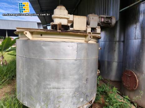 4,000-liter jacketed carbon steel tank with stainless steel outer coating.