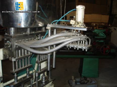 Linear filling machine with thermoforming