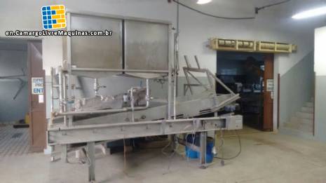 Treadmill with silo and vibrating gutter