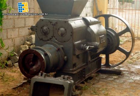 Ceramic brick extruder