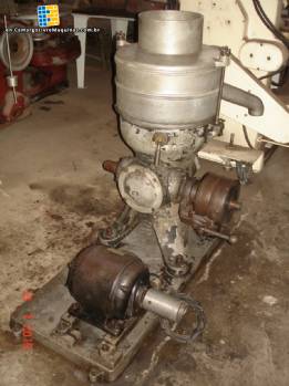 Centrifugal separator for oils, essence of citrus fruits