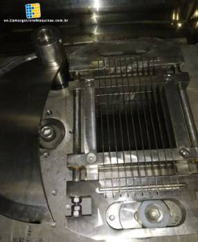 Slicing machine for meat cheese and sausages