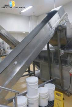 Divamaq inclined conveyor belt with stainless steel cleats