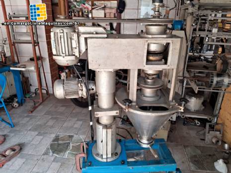 Screw dispenser for powdered products
