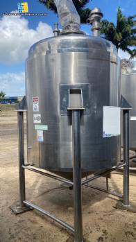 Stainless steel tank with agitator 2,500 liters