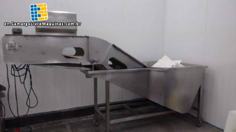 Stainless steel washer and feeder for fish and seafood.