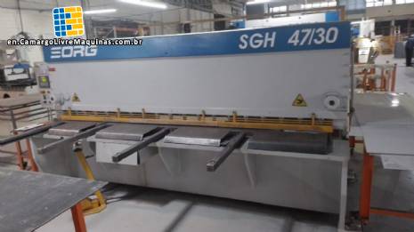Guillotine press for cutting sheet metal