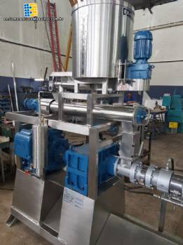 Line for the manufacture of bird and fish feed