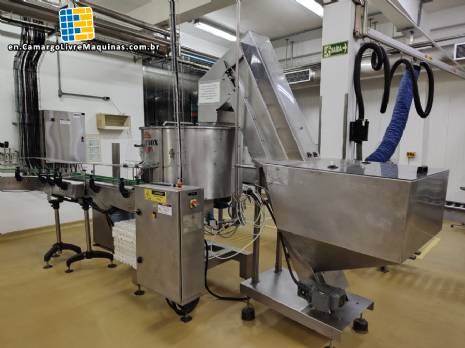 Complete bottling line with filling, labeling, capping, cap positioning and bottle elevator machine by Nelpas Fujinox.