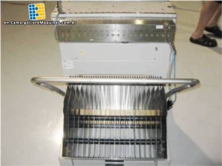 Machining center parts feeder