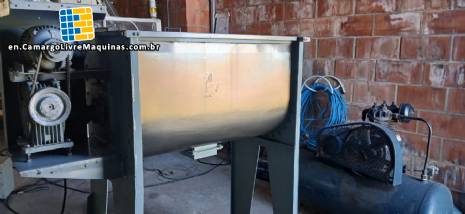 Horizontal paddle mixer with scrapers