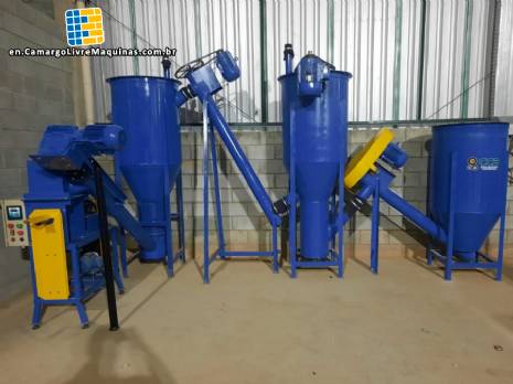 Vertical mixer for powder materials
