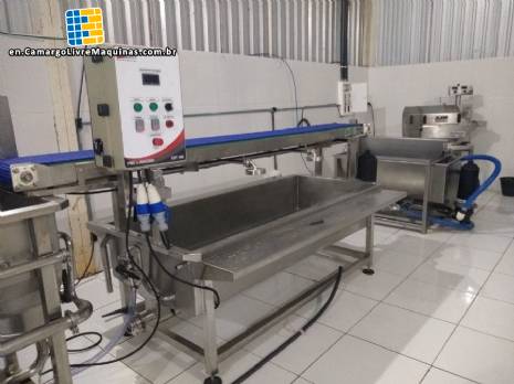 Industrial pre-washer for leafy vegetables