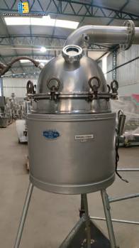 Distiller extractor concentrator with heating jacket and condensation system