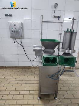 Mozzarella cheese molding machine