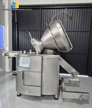 Handtmann vacuum stuffer with twister and tilting elevator, up to 6,000 kg per hour.