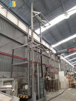 Hydraulic lift with cabin platform Hydraulic lift with cabin platform