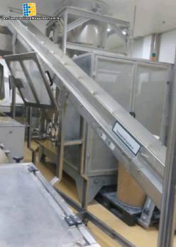 Inclined conveyor belt with stainless steel cleats. Inclined conveyor belt with stainless steel cleats.